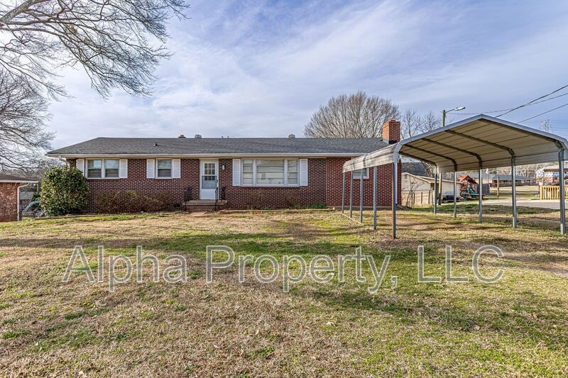 102 Avery St in Greenville, SC - Building Photo