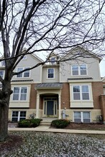 5542 Cambridge Way in Hanover Park, IL - Foto de edificio - Building Photo