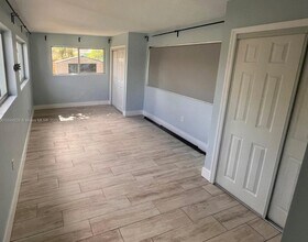 1860 NW 52nd St in Miami, FL - Building Photo - Building Photo