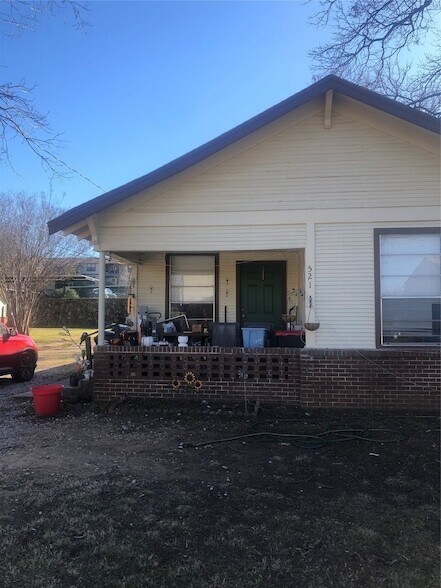 521 W Collins St in Denton, TX - Building Photo