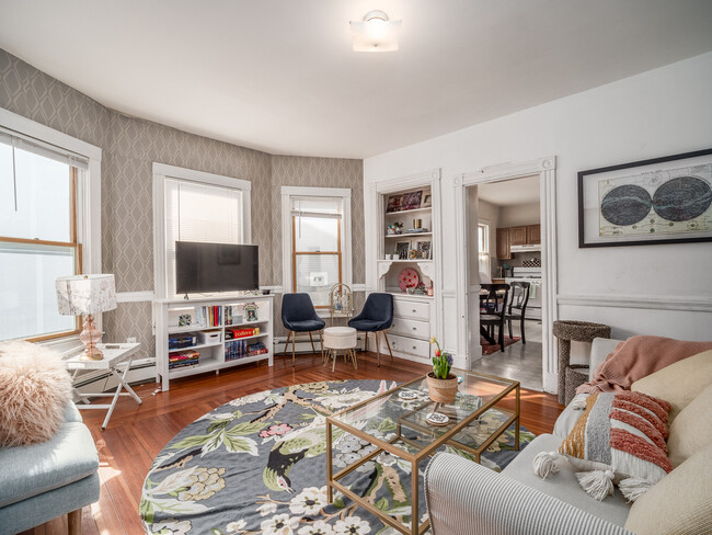 318 Beacon St, Unit 1 in Somerville, MA - Building Photo - Building Photo