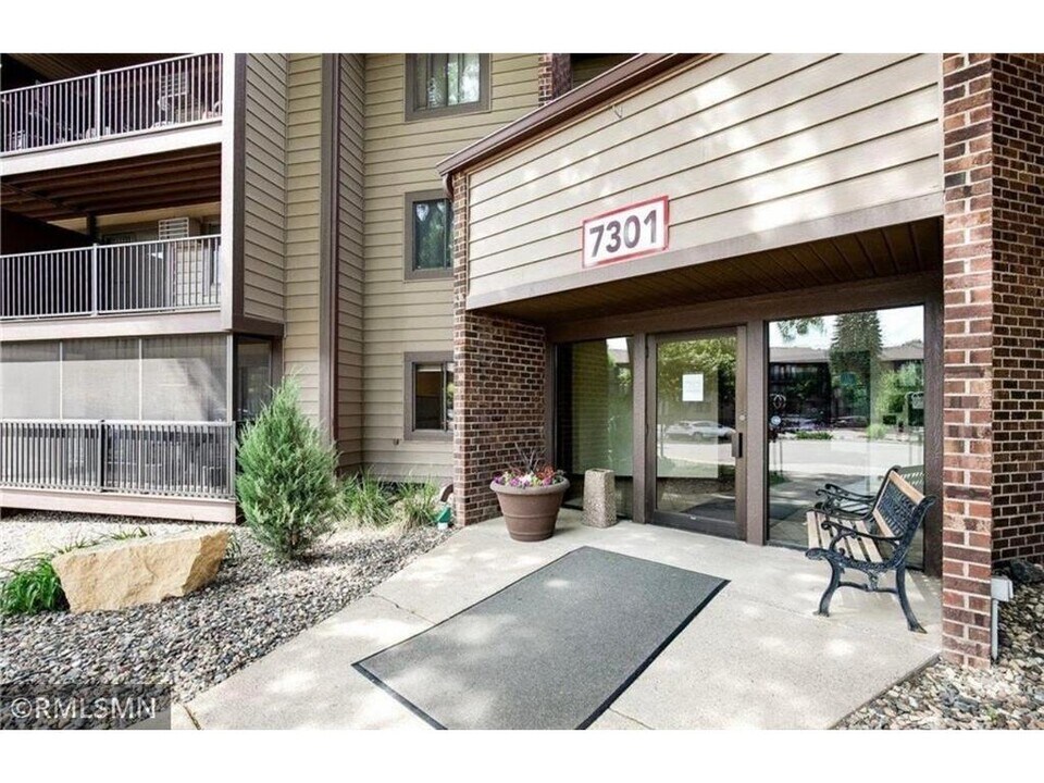 7301 W 101st St in Bloomington, MN - Building Photo