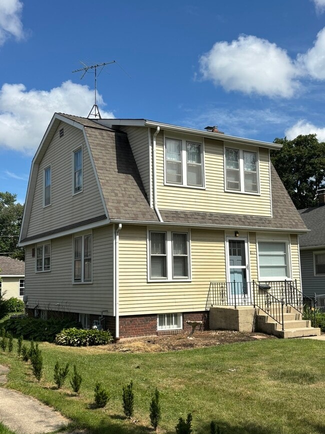 property at 826 N Center St