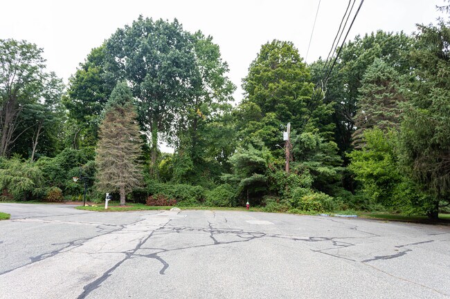 582 Blue Hill Ave in Milton, MA - Foto de edificio - Building Photo