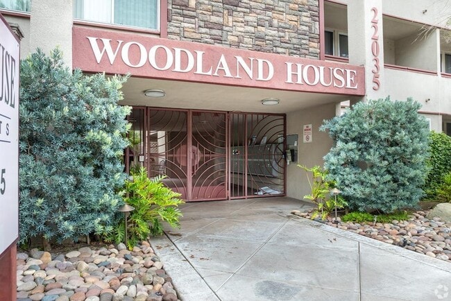 Woodland House Apartments in Woodland Hills, CA - Foto de edificio - Building Photo
