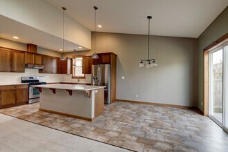 1569 SW Carnegie St in Oak Harbor, WA - Building Photo - Building Photo