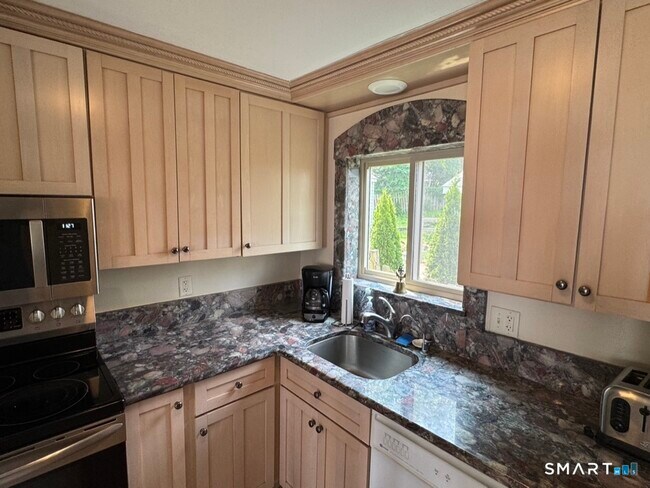 7 Clearwater Ln in East Hampton, CT - Building Photo - Building Photo