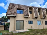 10922 Royal Palm Blvd in Coral Springs, FL - Foto de edificio - Building Photo