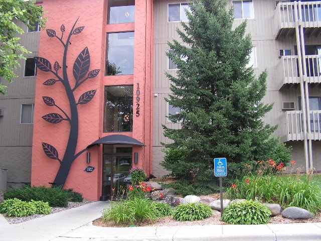 Wilshire Wood in Hopkins, MN - Foto de edificio