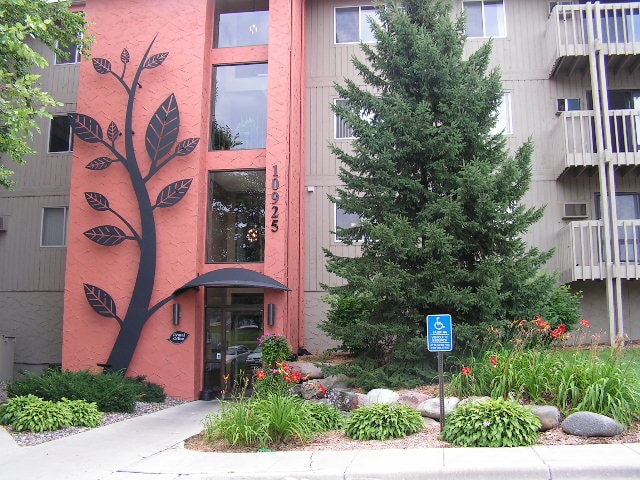 Wilshire Wood in Hopkins, MN - Building Photo