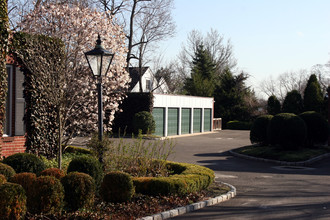 82 South Ave in New Canaan, CT - Foto de edificio - Building Photo