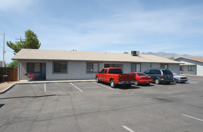 234 W Roger Rd in Tucson, AZ - Foto de edificio - Building Photo