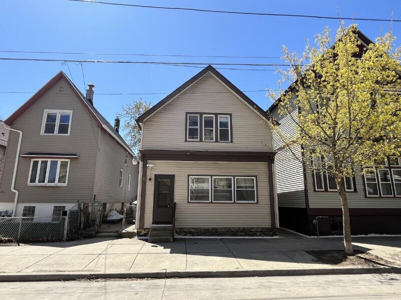 923 E Clarke St in Milwaukee, WI - Building Photo