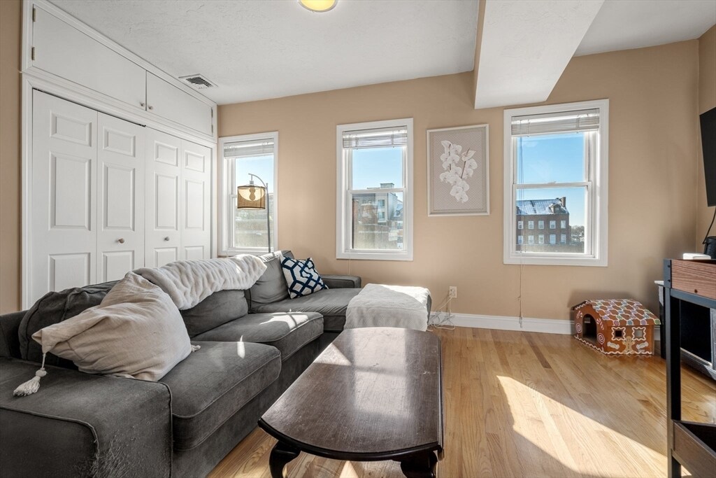 372 Athens St in Boston, MA - Building Photo