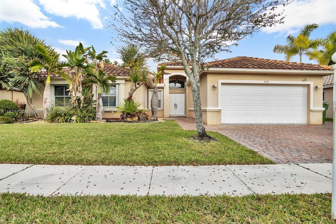 1553 SW 189th Ave in Pembroke Pines, FL - Foto de edificio