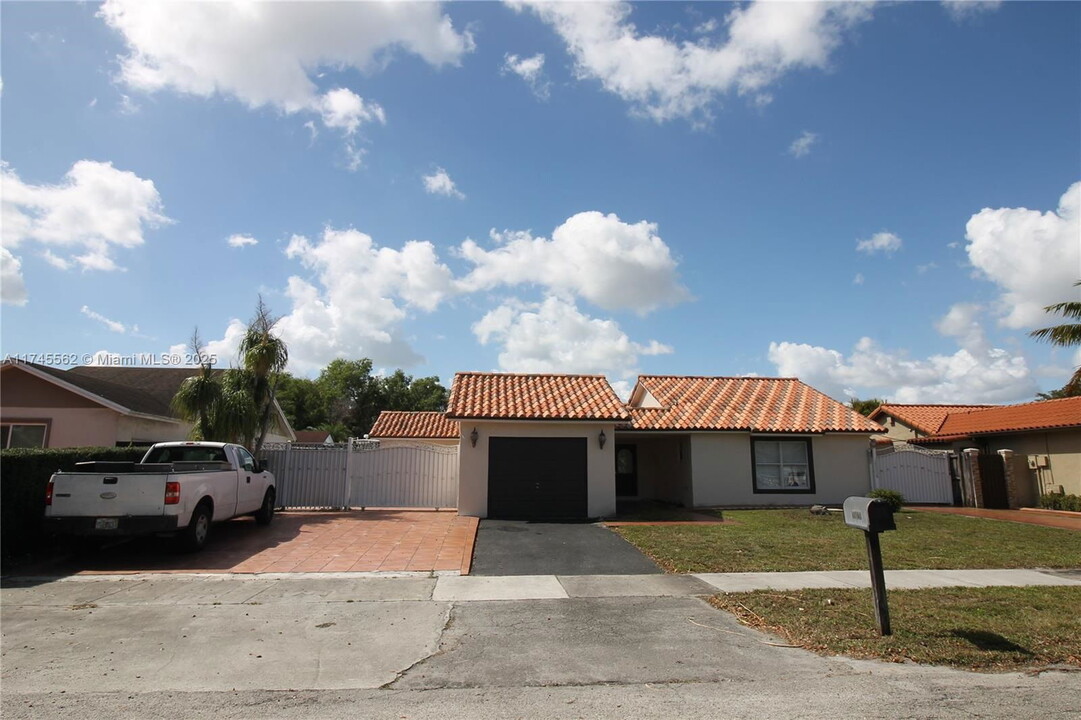 19720 NW 57th Ct in Hialeah, FL - Foto de edificio