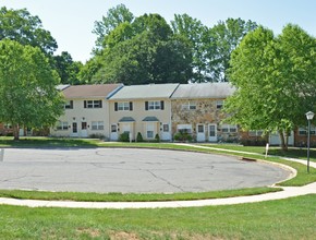 Rolling Glen Townhomes and Apartments in Boothwyn, PA - Building Photo - Building Photo