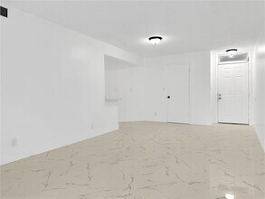 211 Lake Pointe Dr, Unit 111 in Oakland Park, FL - Building Photo - Building Photo