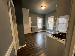 2446 S 6th St, Unit Lower Unit in Milwaukee, WI - Foto de edificio - Building Photo