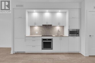 259 The Kingsway in Toronto, ON - Building Photo - Building Photo