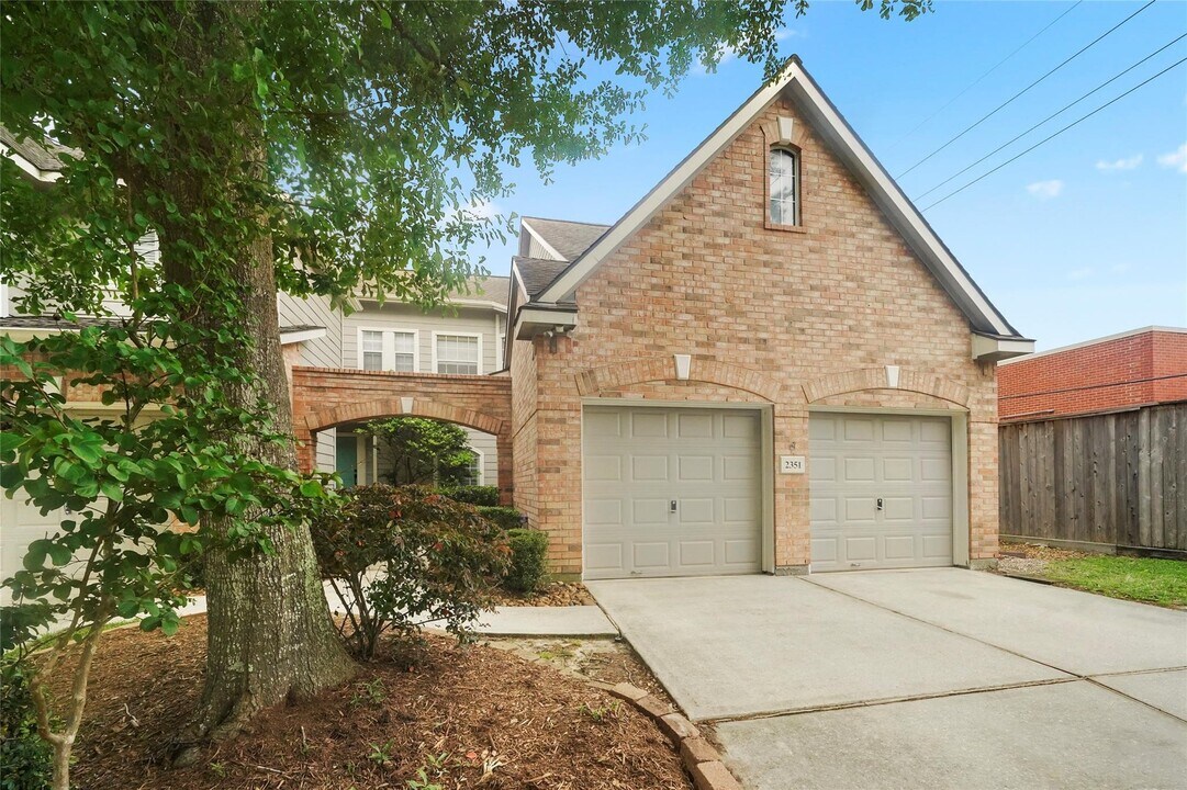 2351 Summit Way Ct in Houston, TX - Building Photo