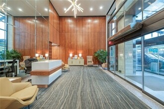 320 Fort Duquesne Blvd, Unit 10B in Pittsburgh, PA - Building Photo - Building Photo