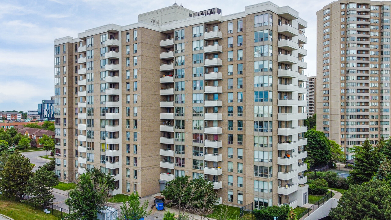 Neelands Place in Brampton, ON - Building Photo