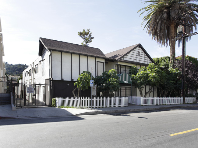 11018 Aqua Vista St in North Hollywood, CA - Foto de edificio - Building Photo