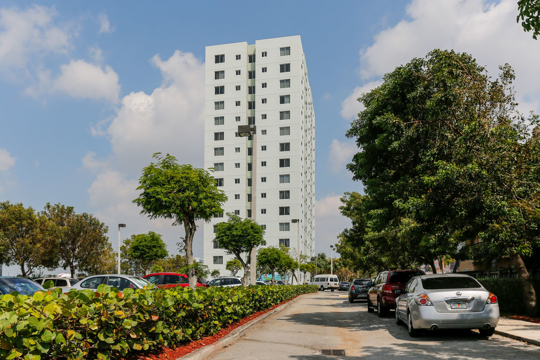 Palermo Lakes in Miami, FL - Building Photo