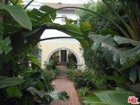 9066 Shoreham Dr in West Hollywood, CA - Building Photo