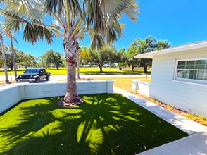 5813 26th Ave N in St. Petersburg, FL - Foto de edificio - Building Photo