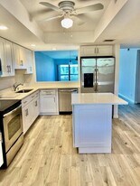 1030 US-1 in North Palm Beach, FL - Building Photo