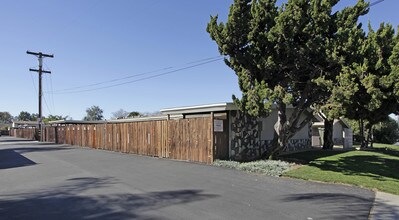 Los Patios Apartments in Escondido, CA - Foto de edificio - Building Photo