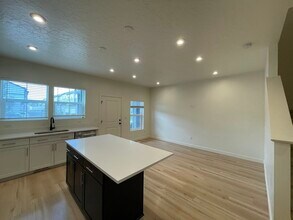 4360 Hurstbourne Dr in Eagle Mountain, UT - Foto de edificio - Building Photo