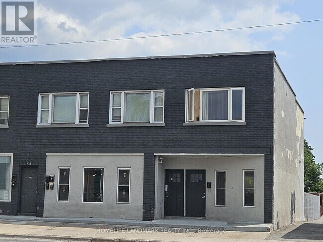 451 Simcoe St S in Oshawa, ON - Building Photo - Building Photo