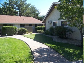Chico Villa East Apartments in Chico, CA - Foto de edificio - Building Photo