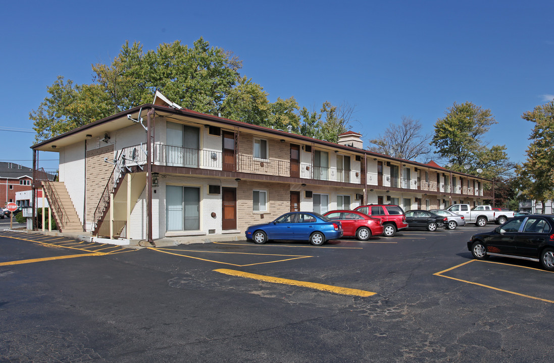 Forest Hills Apartments in Oak Forest, IL - Building Photo