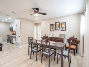 8314 Bowling Green Dr in Austin, TX - Building Photo - Building Photo