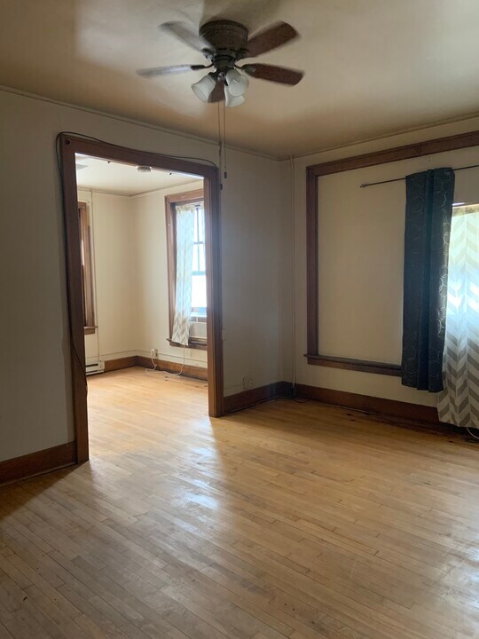 304 N Main St in Mitchell, SD - Building Photo