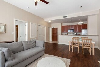 925 Common St in New Orleans, LA - Building Photo - Building Photo