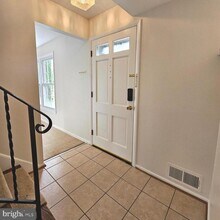 8533 Pepperdine Dr in Vienna, VA - Foto de edificio - Building Photo