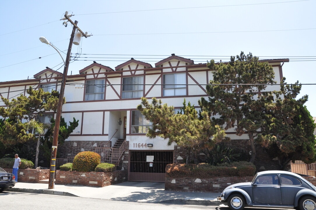 Pinnacle Acacia LLC in Hawthorne, CA - Building Photo