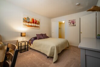 901 W Aaron Dr, Unit E in State College, PA - Building Photo - Building Photo