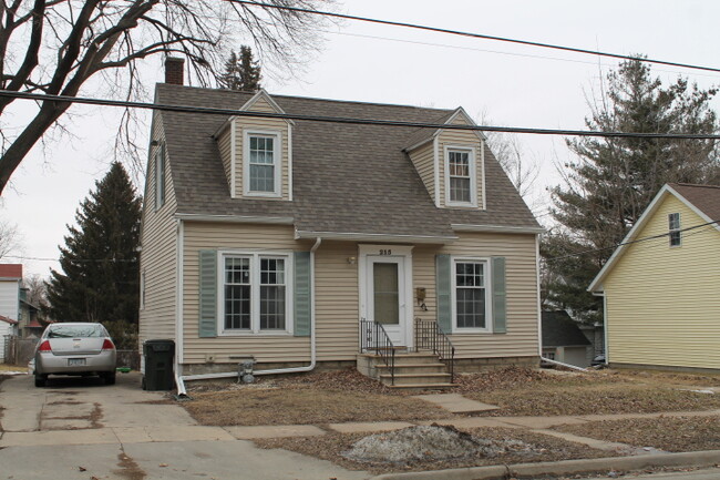 215 W 12th St in Cedar Falls, IA - Building Photo - Building Photo