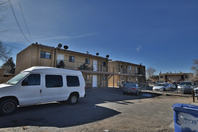 8408 Marquette Ave NE in Albuquerque, NM - Building Photo - Building Photo