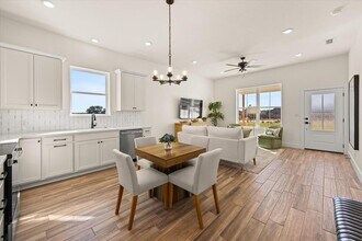 802 S Creek St in Fredericksburg, TX - Building Photo - Building Photo