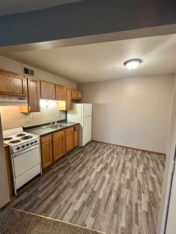 1450 Meadowview Dr in Marion, IA - Foto de edificio - Building Photo