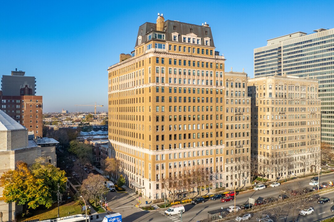 3500 N Lake Shore Dr in Chicago, IL - Building Photo