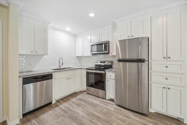 300 Pecore St in Houston, TX - Building Photo - Building Photo