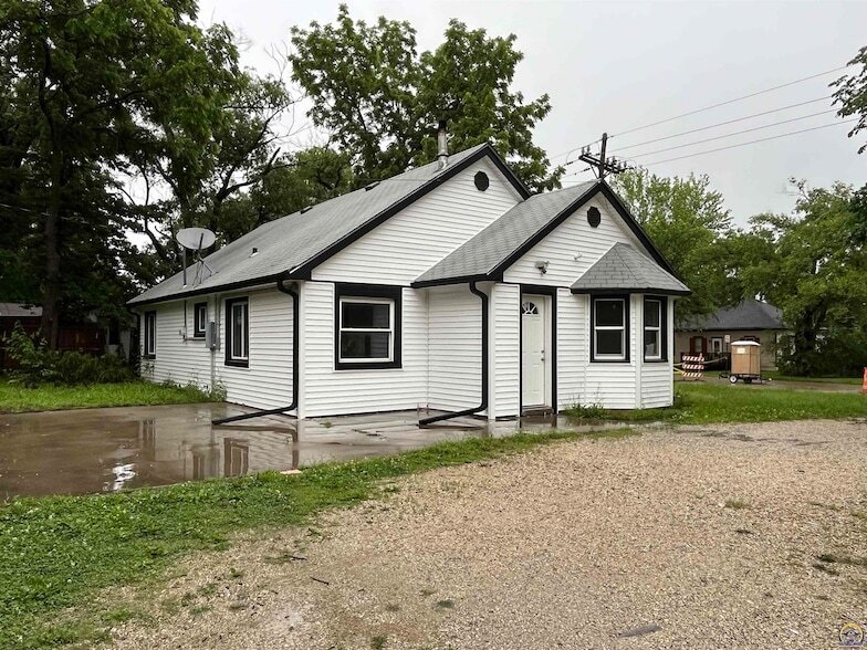 1201 Prairie St in Emporia, KS - Building Photo